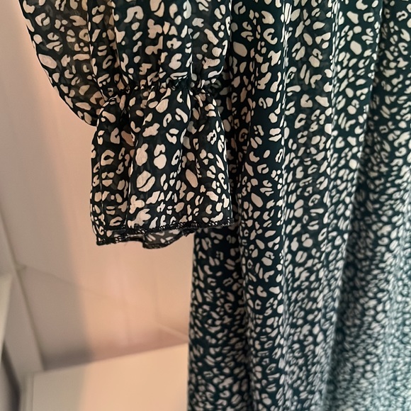 Green flowy Dress - Picture 3 of 3